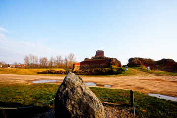 Ruiny zamku gotyckiego oraz symboliczny kamień upamiętniający wydarzenie historyczne, Bobrowniki, Poland - obrazy, fototapety, plakaty