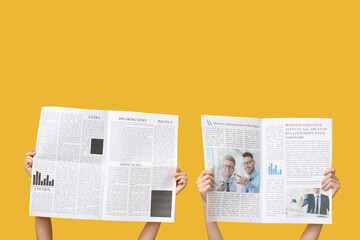 Naklejka premium Women with newspapers on yellow background