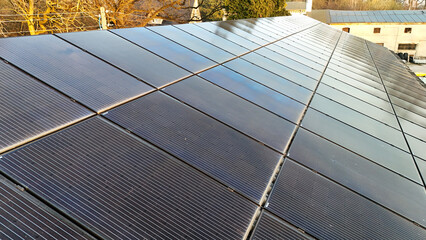 Dach pokryty panelami fotowoltaicznymi, słonecznymi, piękne kolory światła odbitego. - 756767865