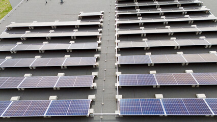 Dach nowego, współczesnego budynku wielorodzinnego z panelami słonecznymi, fotowoltaiczne, widok z lotu ptaka. - 756767887
