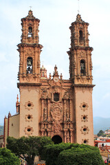 Vista frontal de la catedral de Taxco