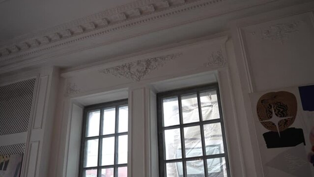 Building with many sash windows and ceiling molding