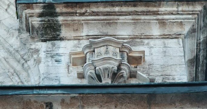Ayazma Camii cephesindeki k&uuml;&ccedil;&uuml;k kuş yuvasının g&ouml;r&uuml;n&uuml;m&uuml;. Konak manzaralı taş duvardaki kuş yuvası.