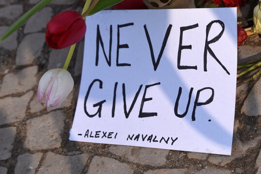 Zettel auf den Blumen für Nawalny: "Never give up - Alexey Navalny"
