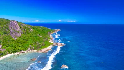 Foto auf gebürstetem Alu-Dibond Anse Source D'Agent, Insel La Digue, Seychellen Anse Source D'Argent Beach in La Digue, Seychelles. Aerial view of tropical coastline on a sunny day