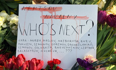 Zettel auf den Blumen für Nawalny: 