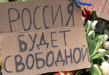 Pappschild auf den Blumen für Nawalny: 