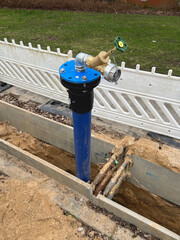 Wasseranschluss auf einer Baustelle im Tiefbau