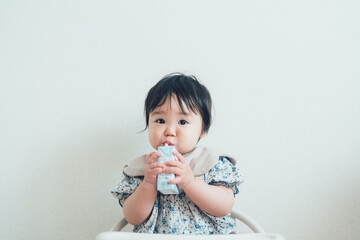 紙パックジュースを飲む赤ちゃん