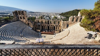 Ruiny teatru u podnóża akropolu w greckich Atenach.  Błękitne niebo nad ruinami starożytnych Aten.  Partenon, Ateny, Grecja. - obrazy, fototapety, plakaty