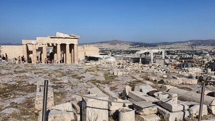 Widok na plac znajdujący się na szczycie akropolu. Ateny, Grecja
