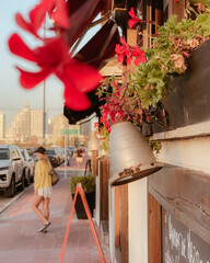 Campana con flores rojas y verdes en la calle de Punta del Este