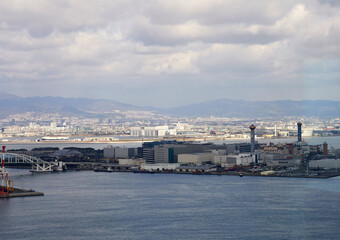 ハイアングルで撮影した昼の大阪湾の都市景観の風景