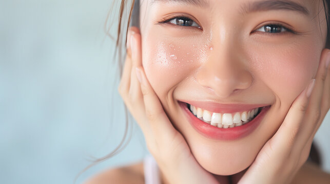 Beautiful Japanese woman in her 20s doing skin care, clear white skin and glossy lips, close-up　スキンケアする美しい女性
