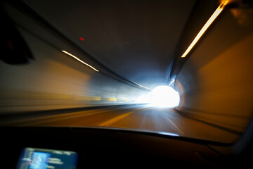 Movimiento rápido. Transitando un túnel curvo en alta velocidad desde un automóvil. Luces ámbar...