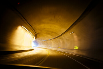 Movimiento rápido. Transitando un túnel curvo en alta velocidad desde un automóvil. Luces ámbar...