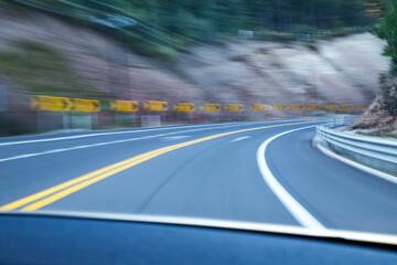 Dinámica carretera vacía vista de alta velocidad desde un auto o una motocicleta. Señales de...