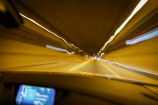 luces de colores trepidantes. Tunel abstracto de luces hacia un punto de fuga. lineas de luz hacia un mismo punto central. Efecto vista con mareo.