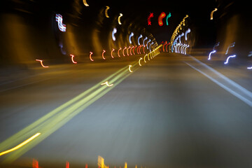 luces de colores trepidantes. Tunel abstracto de luces hacia un punto de fuga. lineas de luz hacia...