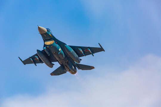 大空を飛ぶ戦闘機