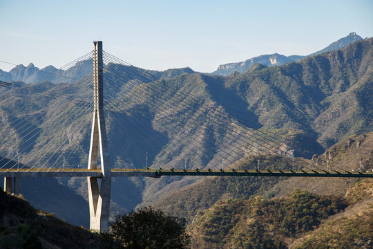 Puente Baluarte, el m&aacute;s alto del mundo, construcci&oacute;n atirantada de ingenier&iacute;a moderna. De fondo la Sierra de Durango. Formaciones rocosas de la naturaleza, Orograf&iacute;a de Mexico. Semidesierto.