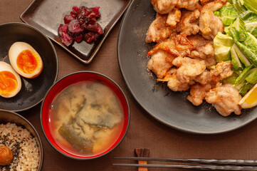 心温まる手作りの唐揚げ定食、ほっこり和食の晩ごはん