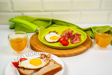 American breakfast. 
Fried eggs with bacon, tomatoes. 
