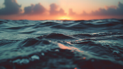 Nahaufnahme am Meer bei Sonnenaufgang oder Sonnenuntergang mit leichten Wellen