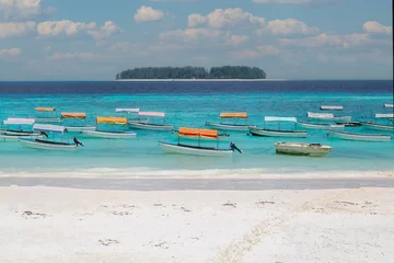 Crédence de cuisine en verre imprimé Plage de Nungwi, Tanzanie Nungwi Beach and boats on the Indian Ocean waiting for tourists, Zanzibar near Jambiani