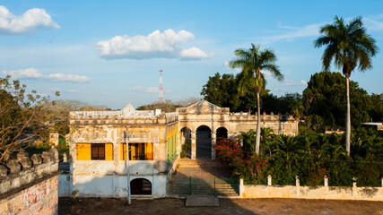 Obraz premium Historical Hacienda Yaxcopoil Yucatán México Drone aerial shot