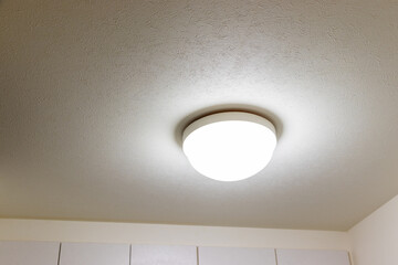 部屋を明るく照らす天井の照明器具
