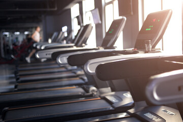 Obraz premium Treadmills and people working out in the gym