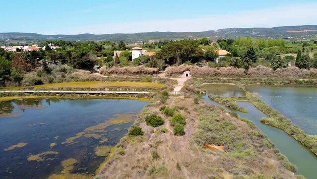 Vue a&eacute;rienne de la Ballade des Pontons de Peyriac de Mer, Aude, Occitanie, Etang de Bages-Sigean