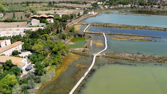 Vue a&eacute;rienne de la Ballade des Pontons de Peyriac de Mer, Aude, Occitanie, Etang de Bages-Sigean