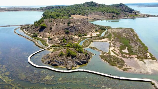 Vue a&eacute;rienne de la Ballade des Pontons de Peyriac de Mer, Aude, Occitanie, Etang de Bages-Sigean