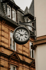 Fototapeta na wymiar Eine alte schöne Uhr vor einer Gebäudefassade