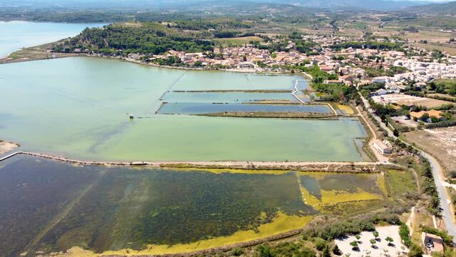 Vue a&eacute;rienne de la Ballade des Pontons de Peyriac de Mer, Aude, Occitanie, Etang de Bages-Sigean