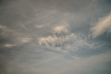 Ein weißer Wolkenschleier am blauen Himmel
