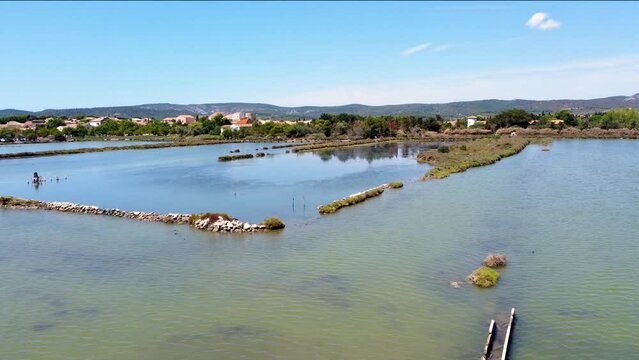 Vue a&eacute;rienne de la Ballade des Pontons de Peyriac de Mer, Aude, Occitanie, Etang de Bages-Sigean