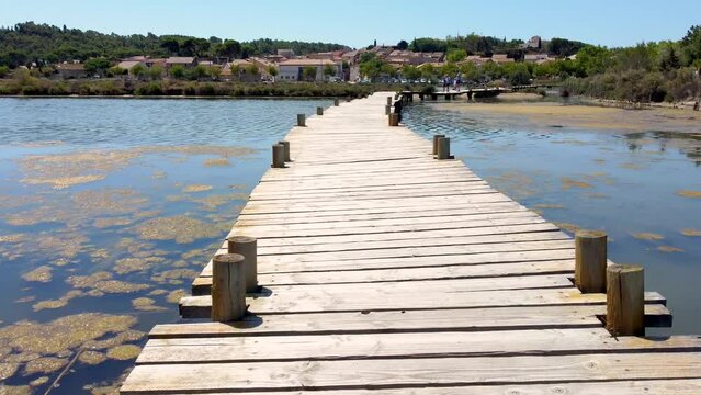 Vue a&eacute;rienne de la Ballade des Pontons de Peyriac de Mer, Aude, Occitanie, Etang de Bages-Sigean