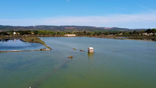 Vue a&eacute;rienne de la Ballade des Pontons de Peyriac de Mer, Aude, Occitanie, Etang de Bages-Sigean