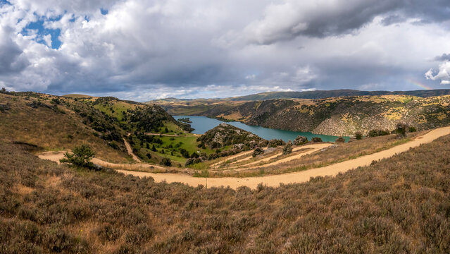 Roxburgh Gorge Trail: Landscape of Native Flora, Cliffs and the Tranquil Clutha Mataau River and Lake Roxburgh Hydro Dam, New Zealand