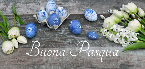 Biglietto d'auguri Buona Pasqua: Testo Buona Pasqua con fiori e uova di Pasqua blu.