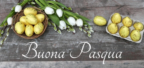 Biglietto d'auguri Buona Pasqua: Testo Buona Pasqua con fiori e uova di Pasqua gialle. - obrazy, fototapety, plakaty