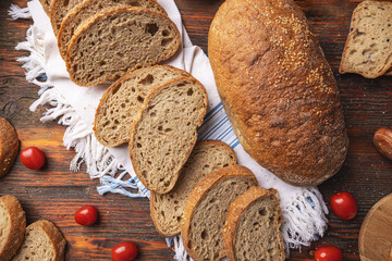 Top view of sliced wholegrain bread - 757030222