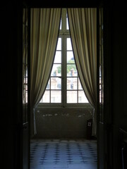 Fenêtre et rideau de château à contre jour