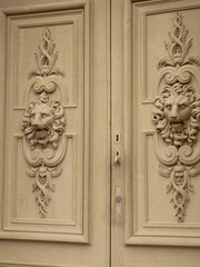 Reliefs de lion sur les portes d'un château