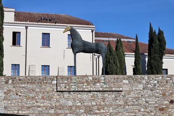 Benevento - Cavallo in bronzo con maschera d'oro di Mimmo Paladino sul muro dell'Hortus Conclusus