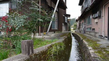 徳地の集落と用水路 © 高行 飯島