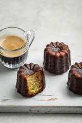 petit gâteaux moelleux cannelés bordelais et tasse de café